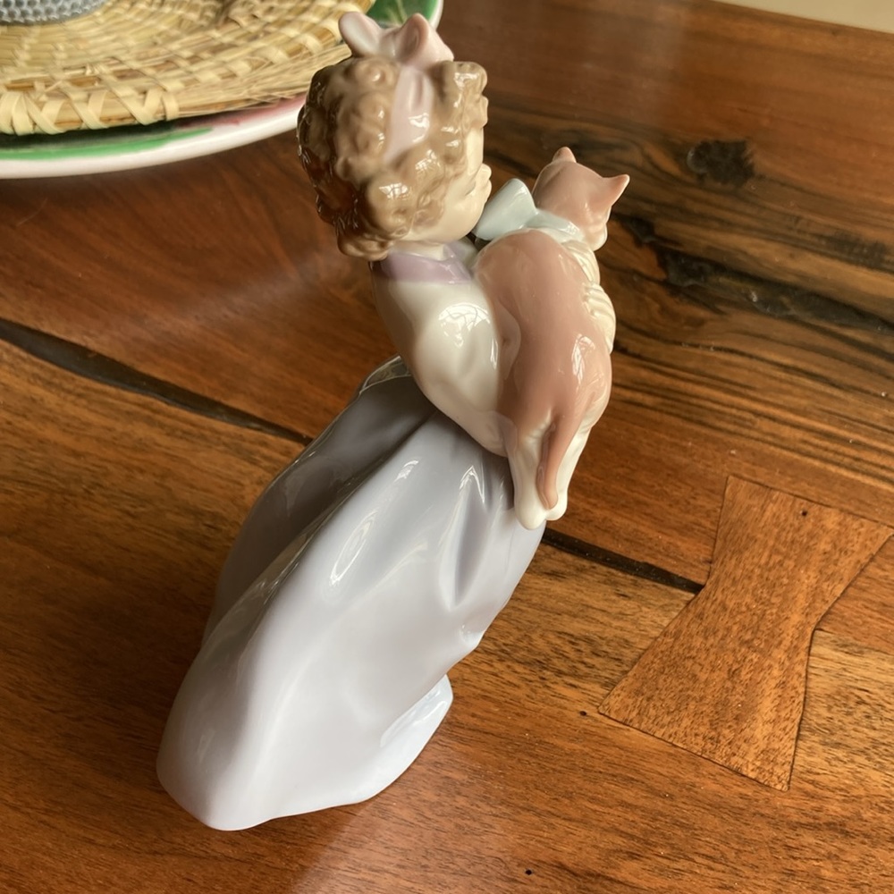 Lladro Girl with Cat - Picture 7 of 11